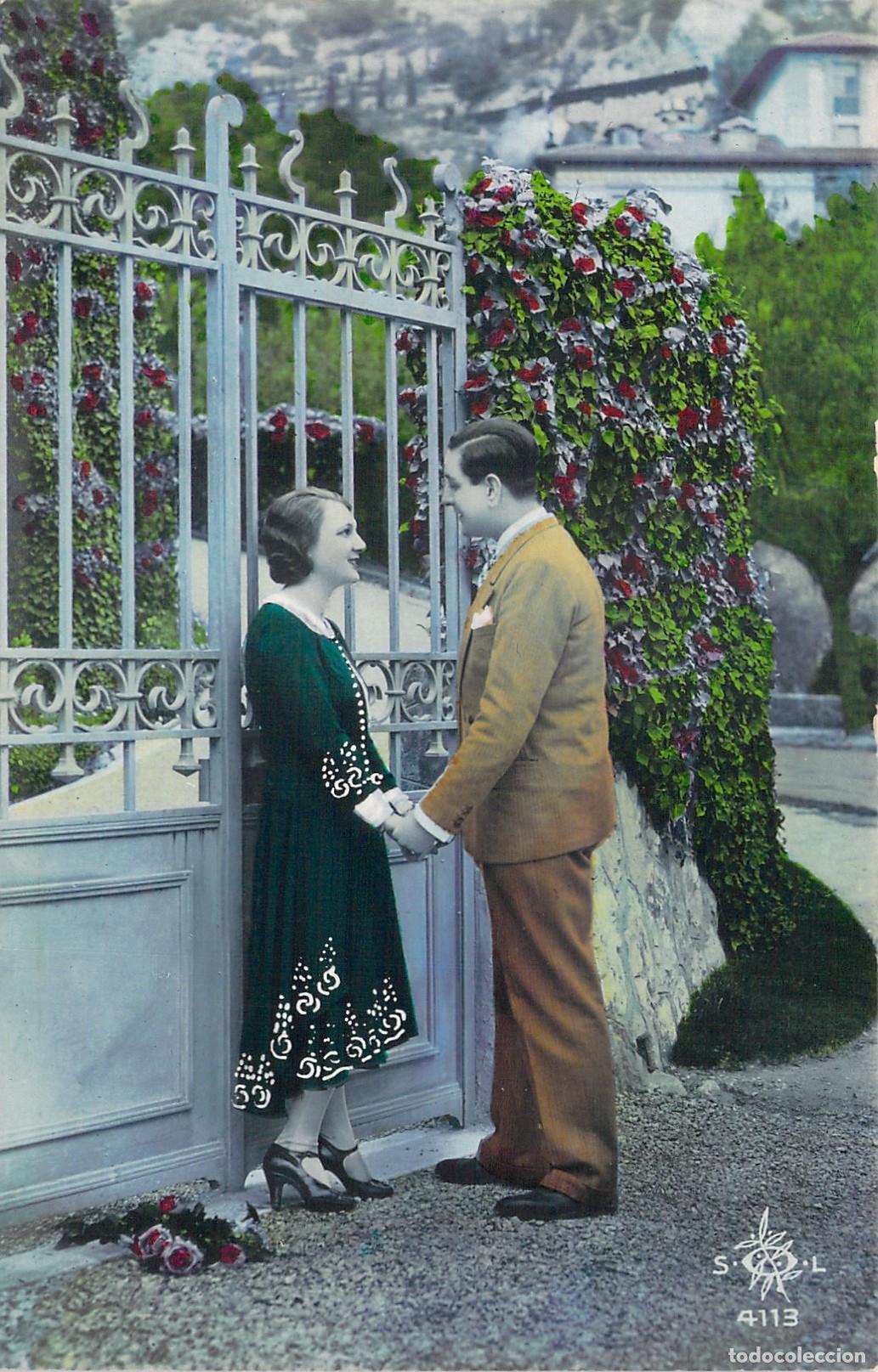 Postales: Postal Francesa de Pareja Rom&aacute;ntica Junto a una Verja de Jard&iacute;n