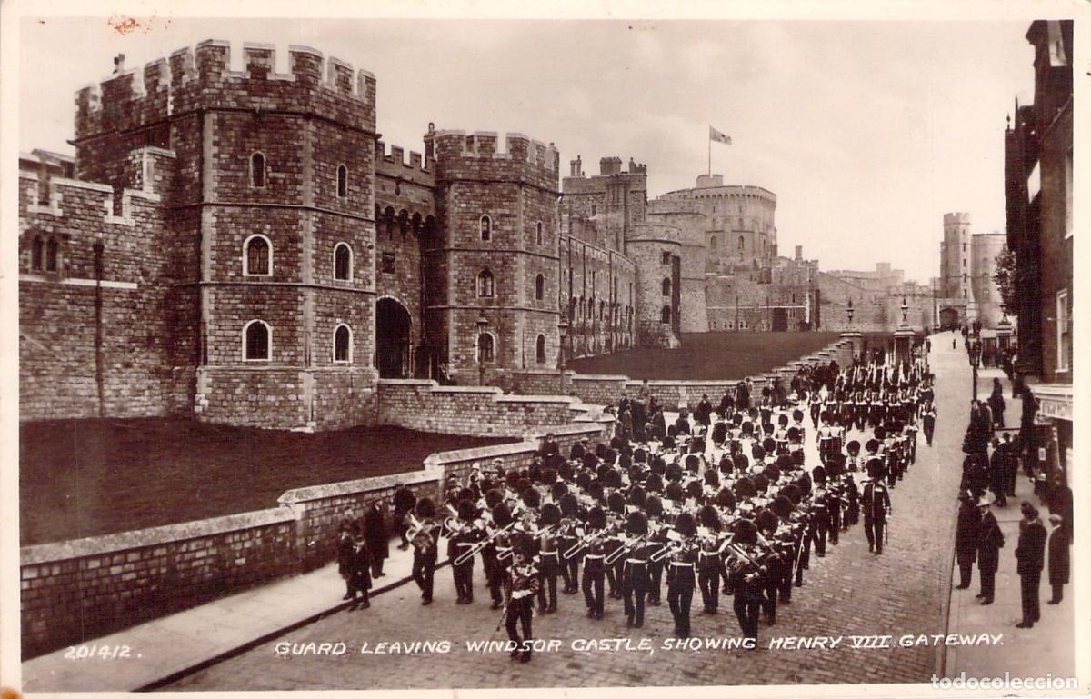 Cartes Postales: Postal del Castillo de Windsor con la Guardia Real saliendo