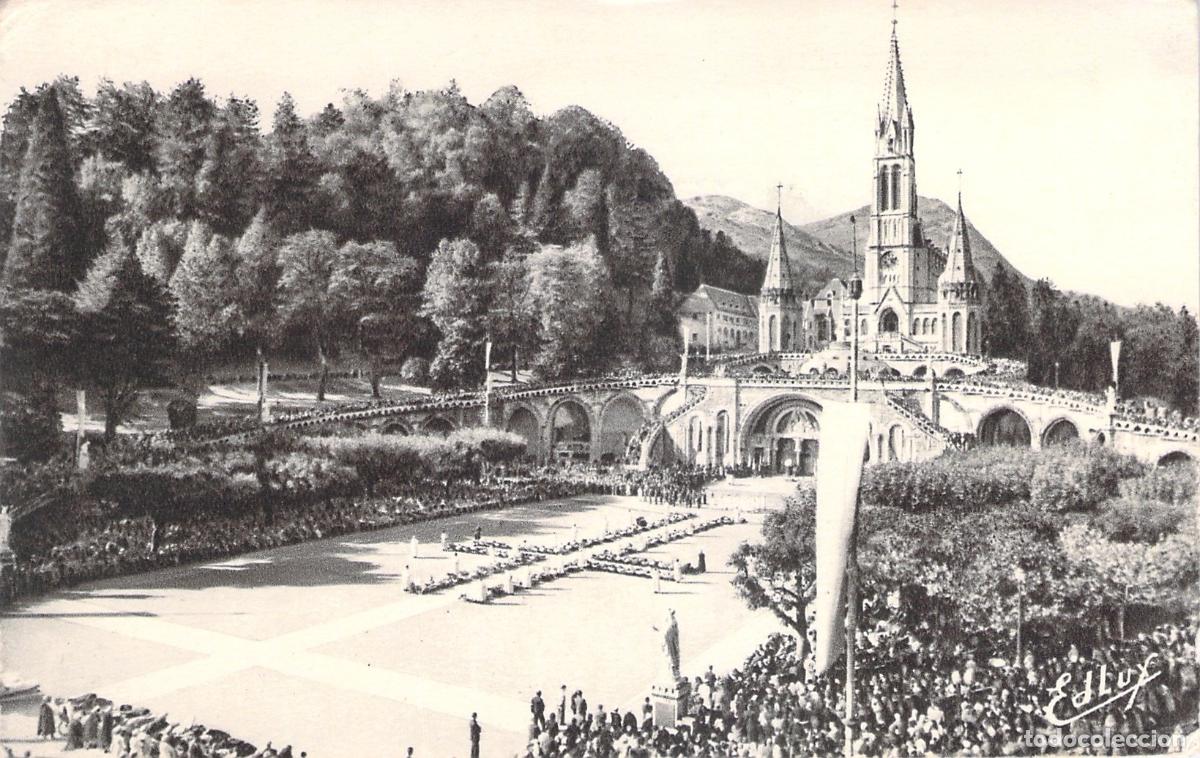 Postales: Postal de Lourdes: Enfermos en el V&iacute;a Crucis frente a la Bas&iacute;lica