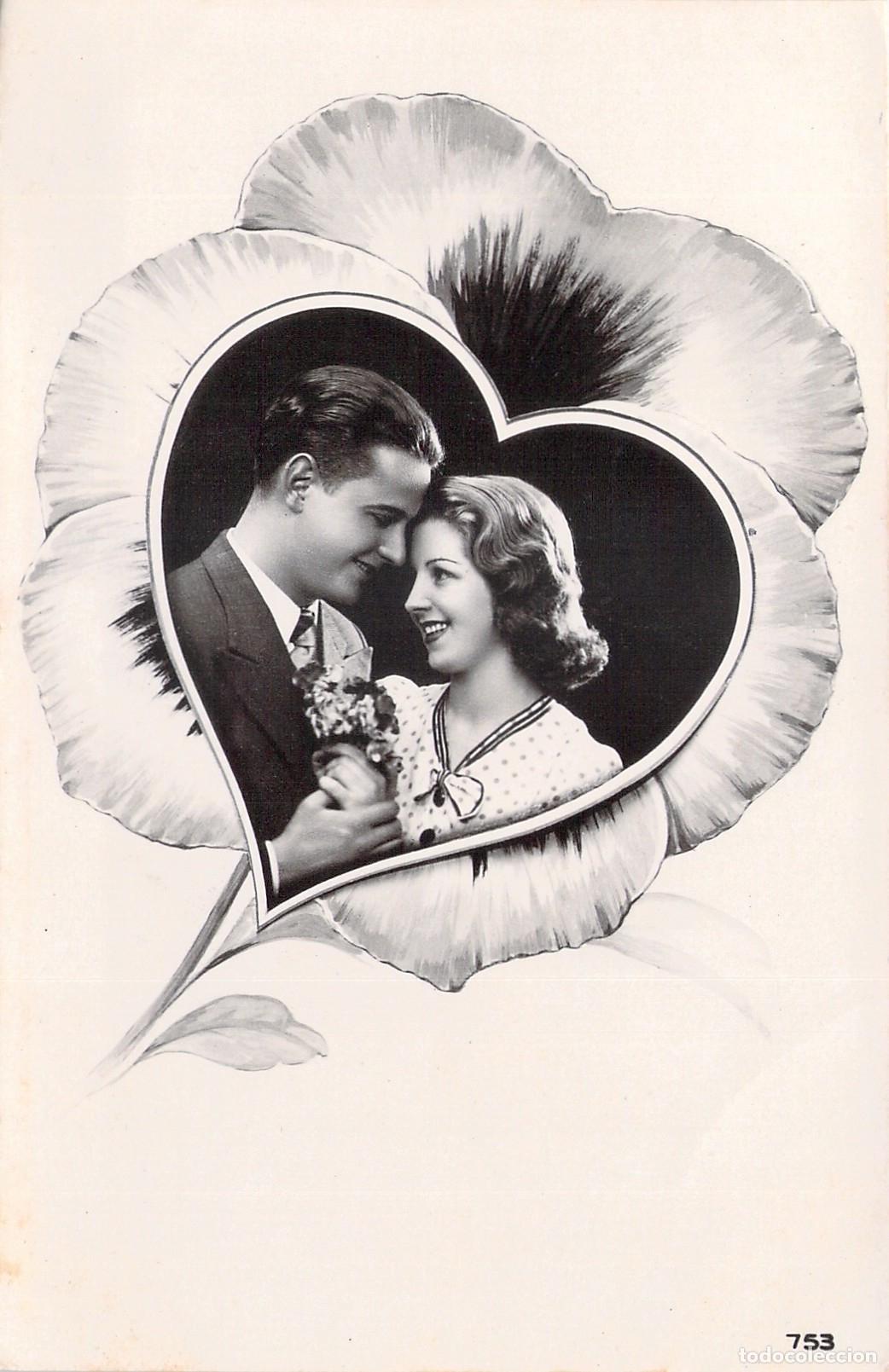 Postkarten: Postal de Pareja Rom&aacute;ntica con Retrato en Forma de Coraz&oacute;n