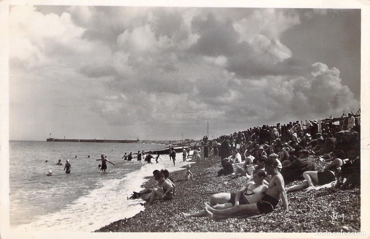 Postales: Postal de la Playa de Dieppe, Francia - Ba&ntilde;istas y Costa de Normand&iacute;a