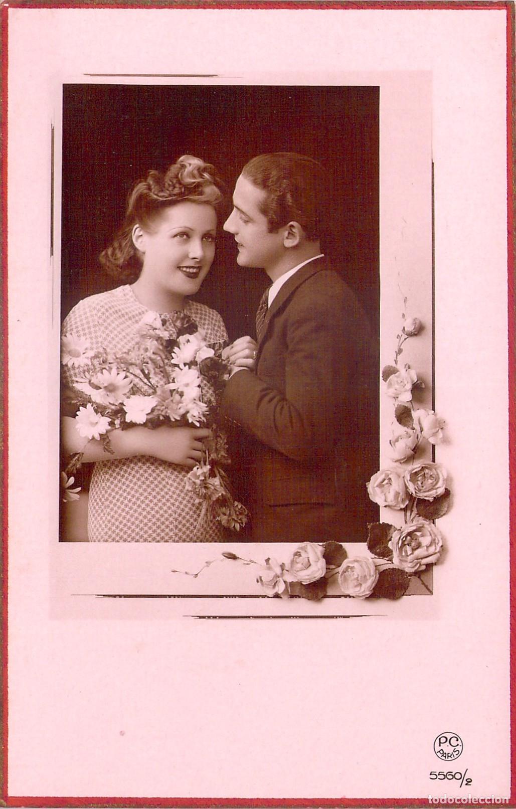Postales: Postal de Pareja Rom&aacute;ntica con Flores Retrato P.C. Paris