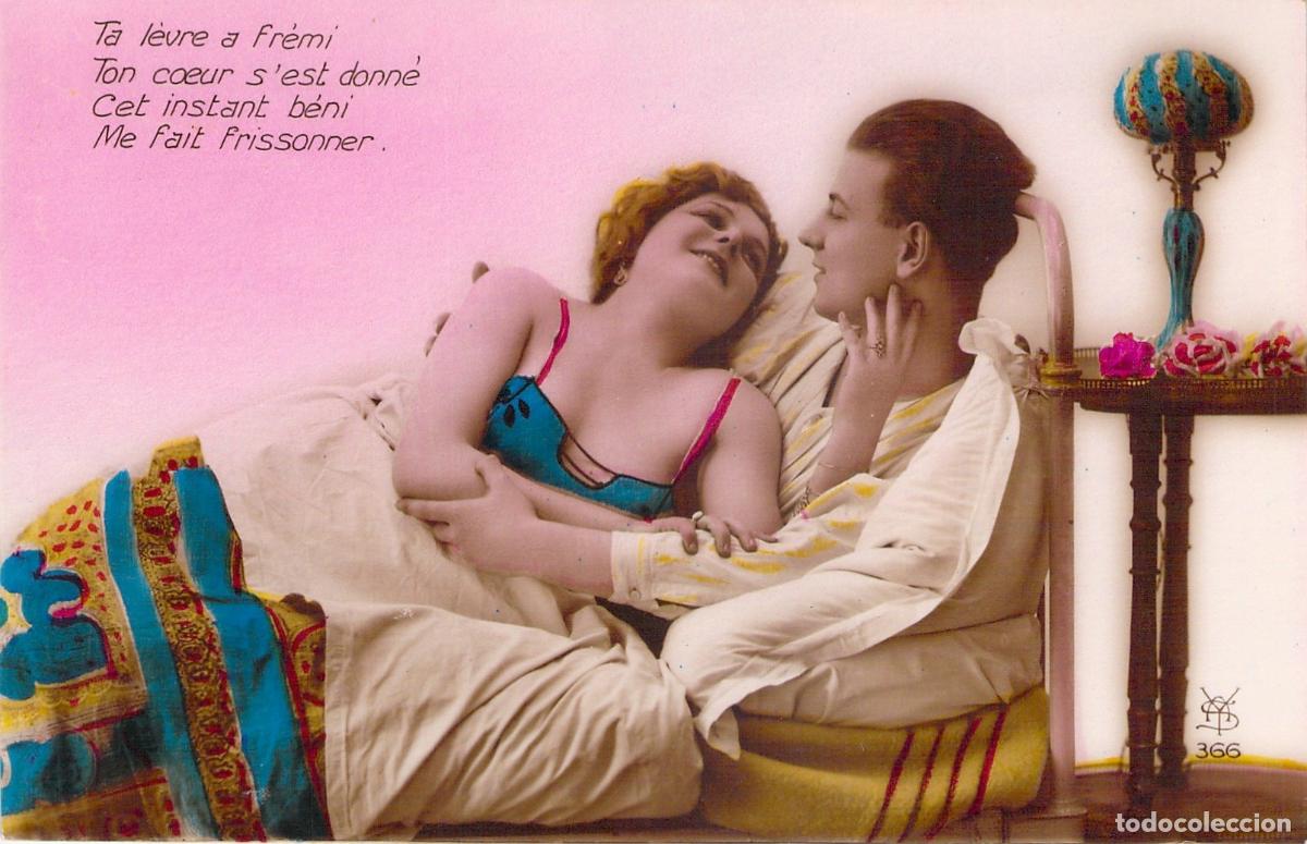 Cartes Postales: Postal Francesa de Pareja Rom&aacute;ntica en la Cama Iluminada a Mano