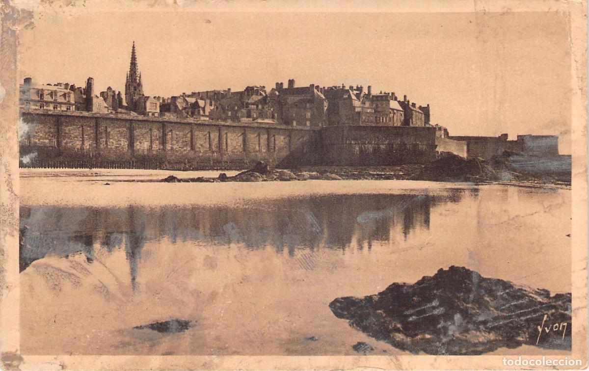 Cartes Postales: Postal de las Murallas de Saint-Malo con Reflejo en el Agua