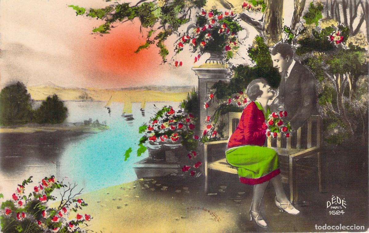 Cartes Postales: Postal Rom&aacute;ntica de Pareja en un Banco frente al Lago al Atardecer