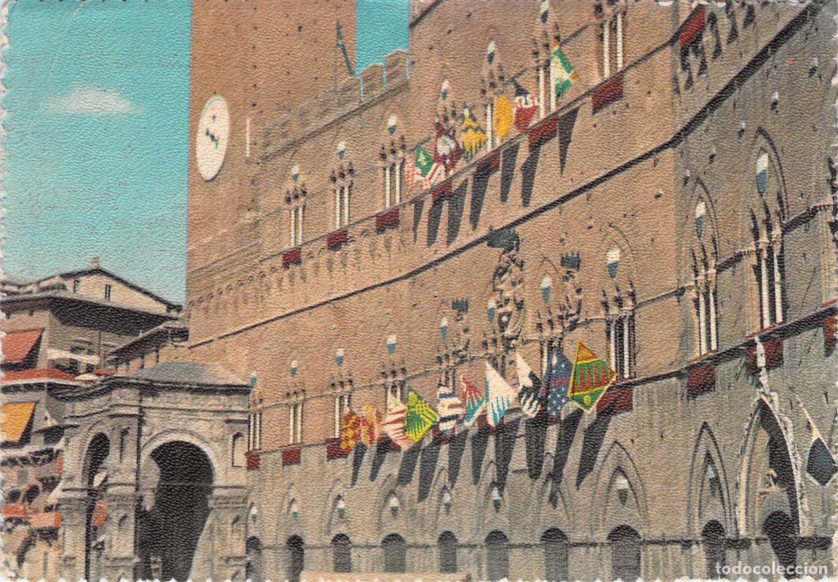 Cartoline: Postal de Siena, Italia: Detalle del Palazzo Pubblico con Banderas