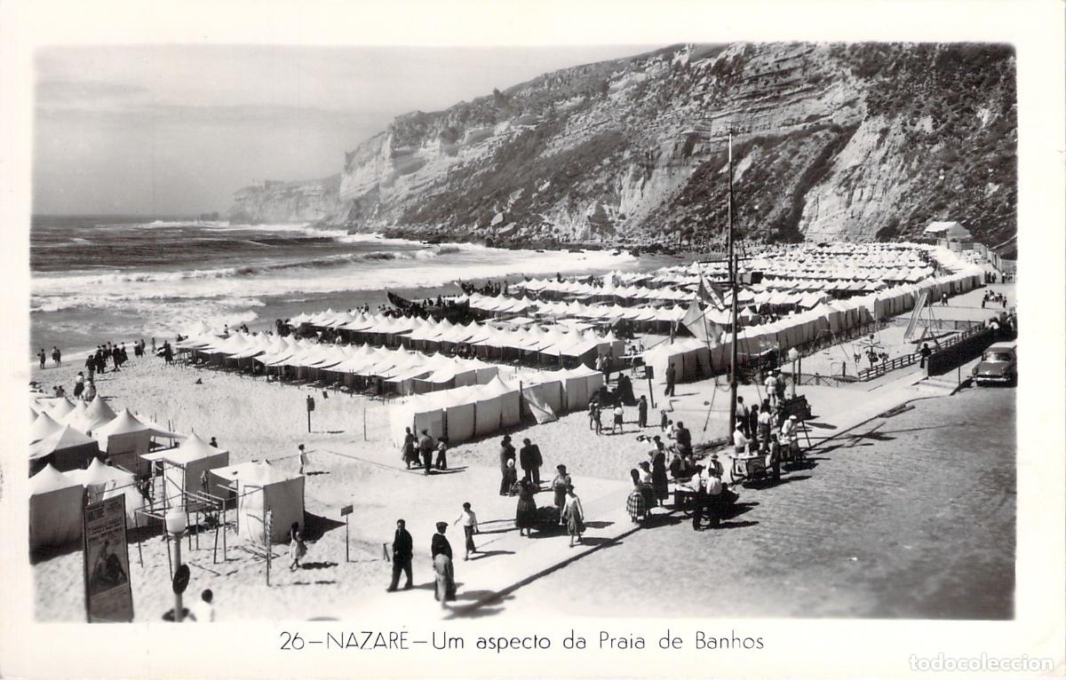 Postales: Postal de la Playa de Nazar&eacute; con Carpas y Acantilado