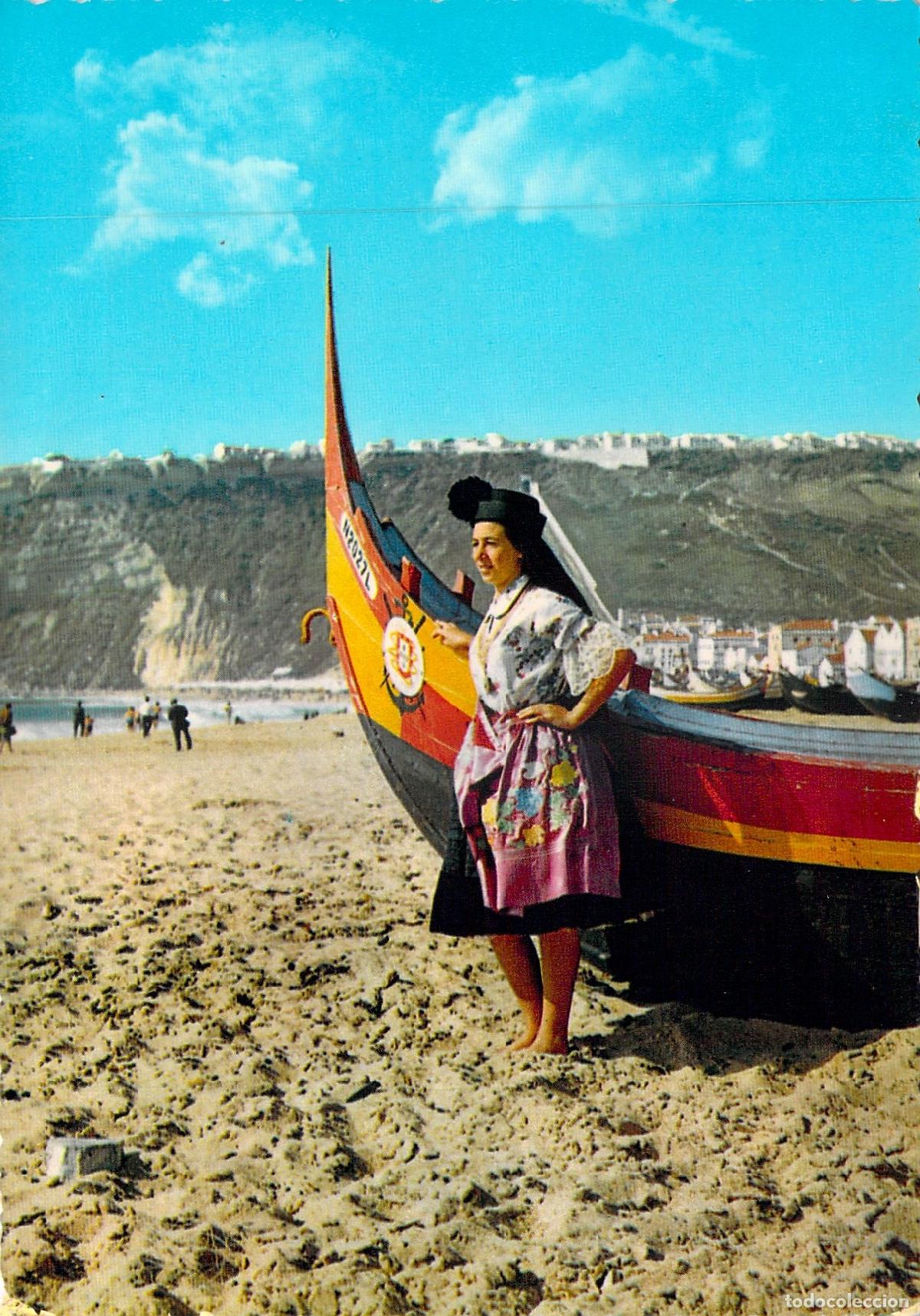Postales: Postal de Nazar&eacute; Portugal con Mujer en Traje T&iacute;pico y Barco