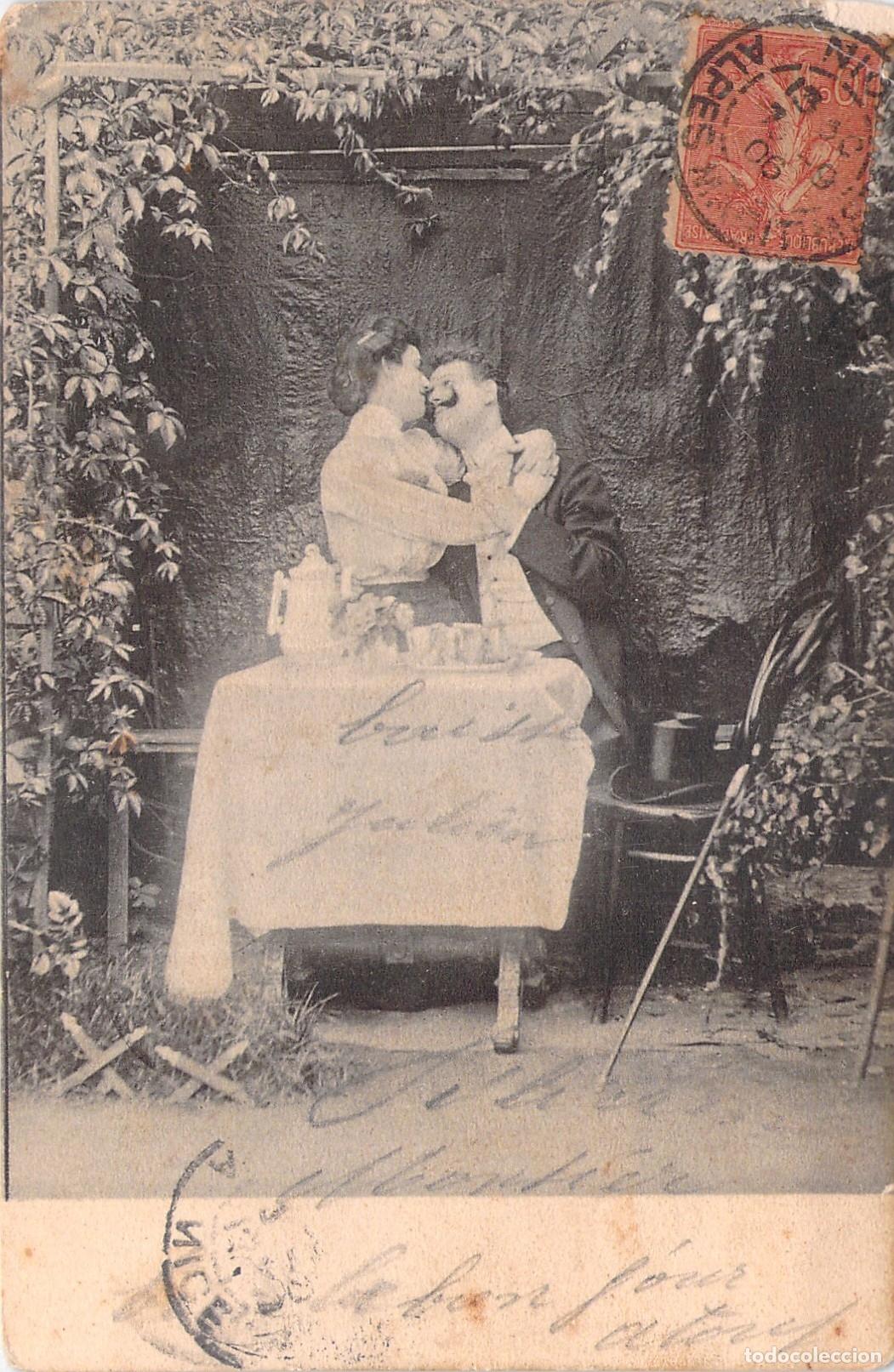 Postales: Postal de Pareja Rom&aacute;ntica Abrazada en Jard&iacute;n de Francia