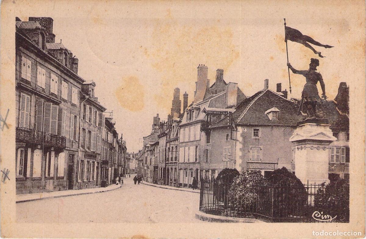 Postales: Postal de Langres, Francia - Plaza St-Martin y Estatua de Juana de Arco