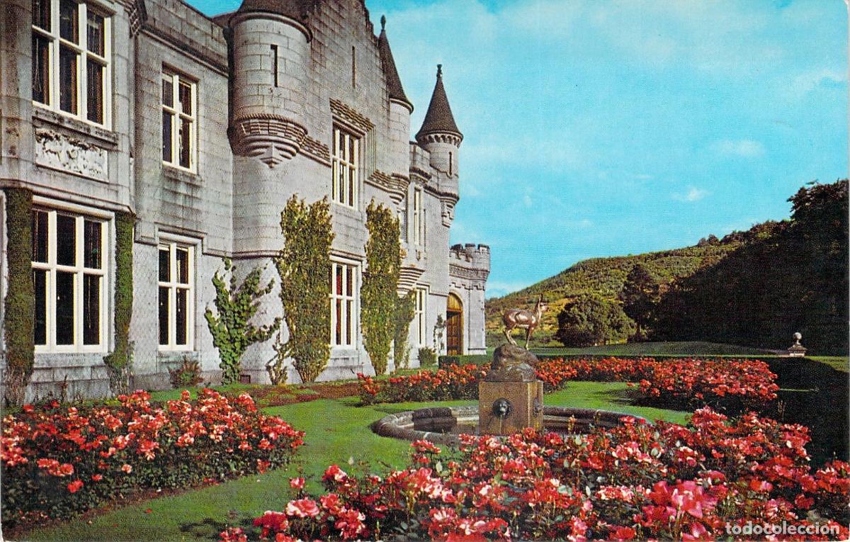 Postales: Postal del Castillo de Balmoral en Escocia con Jard&iacute;n de Rosas