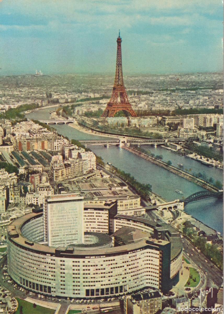 Postales: SOBREVOLANDO PARIS. FRANCIA . CASA DE LA RADIO Y TORRE EIFFEL