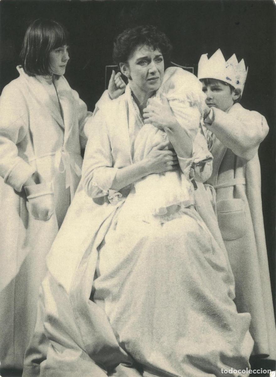 Postales: Macbeth. Mauren Beatie & Hannah Young & John Paul Street_RSC; 9-305. Photo Donald Cooper