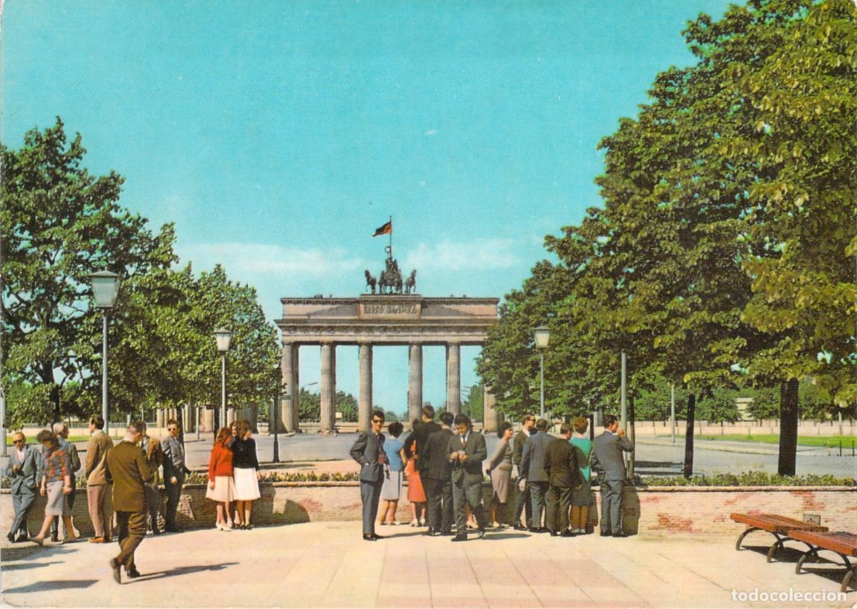 Postales: Postal de la Puerta de Brandeburgo en Berl&iacute;n, Alemania Oriental