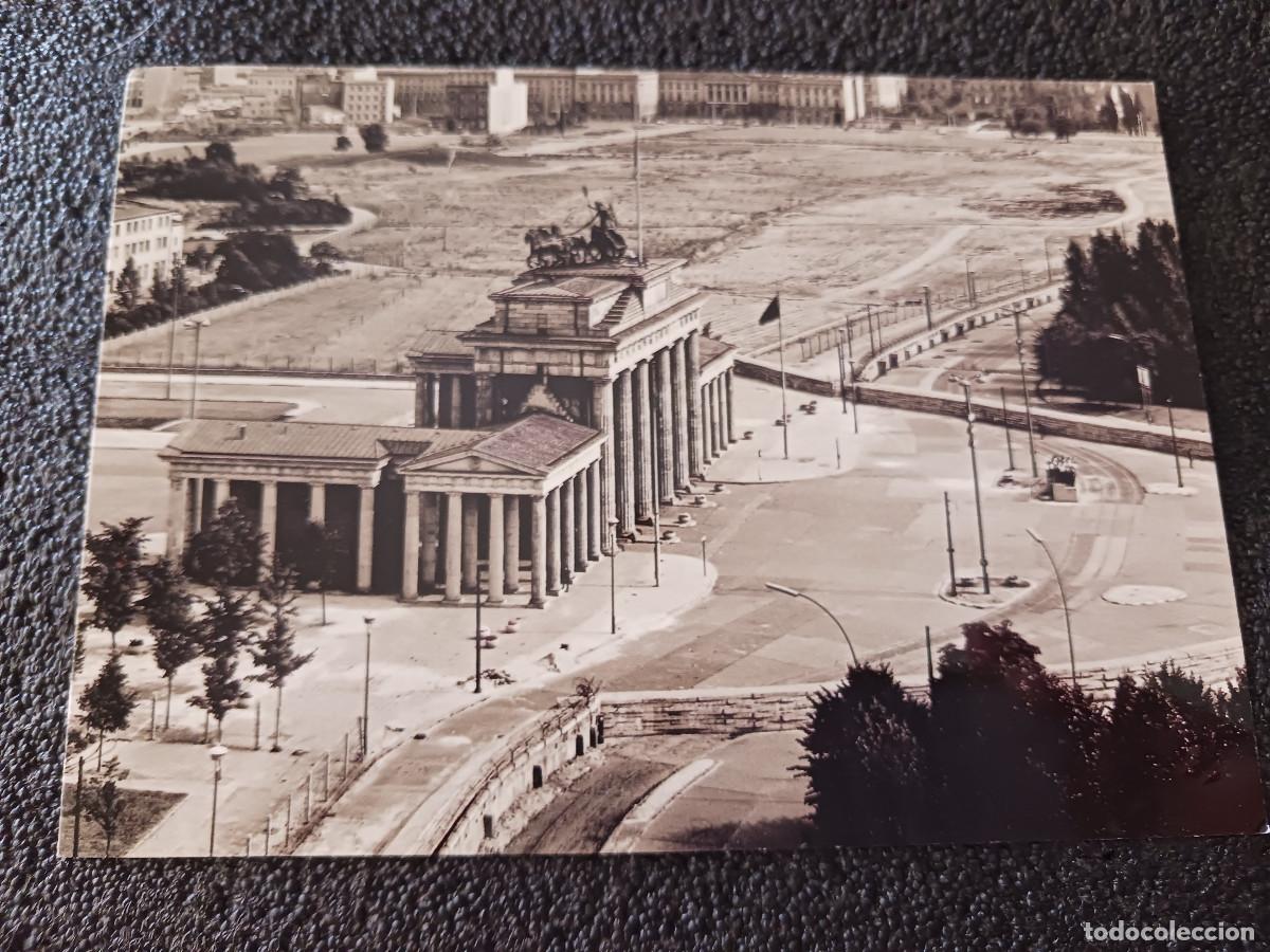 Postales: berlin, vista desde el reichstag hacia la puerta de brandemburgo con el muro de berlin