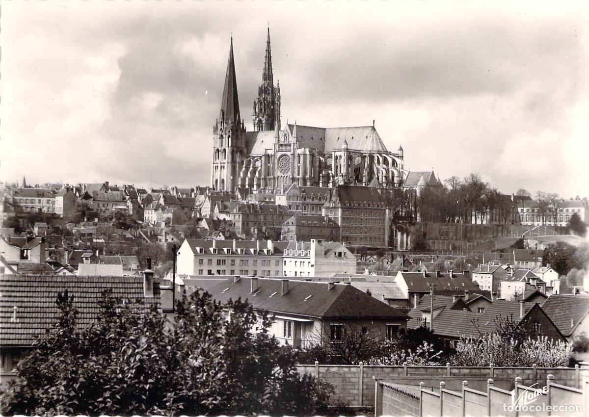 Postales: Postal de la Catedral de Chartres Dominando la Ciudad