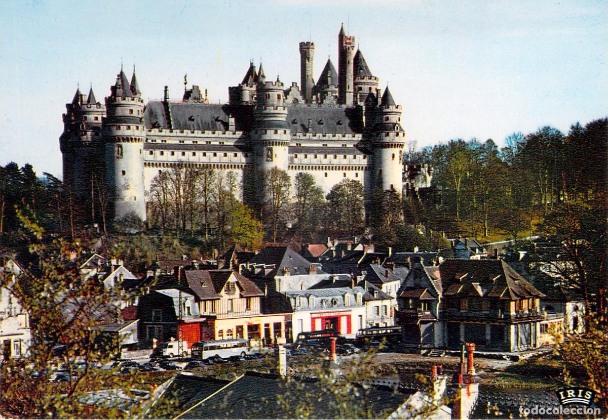 Postales: Postal de Pierrefonds y su imponente Castillo, Francia