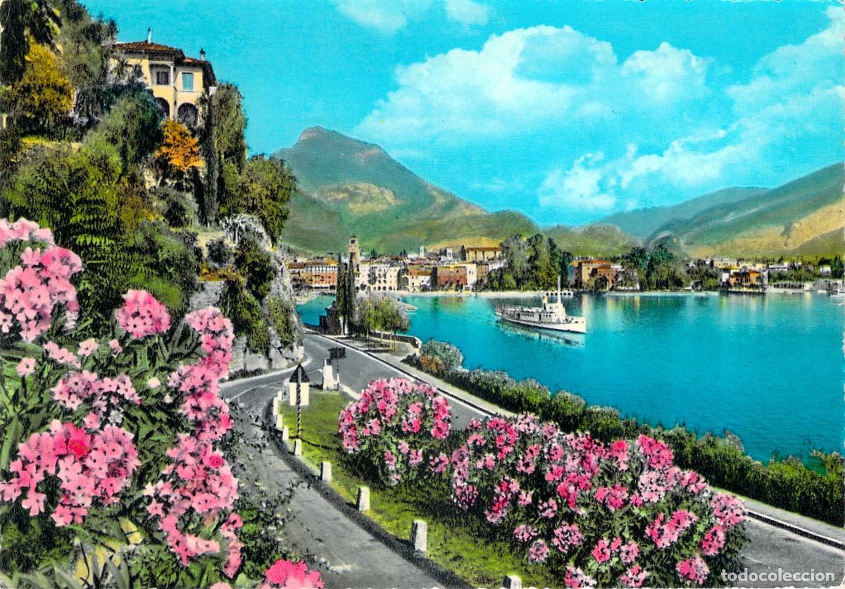 Postkarten: Postal del Lago de Garda y Riva con Hermoso Paisaje de Flores, Italia