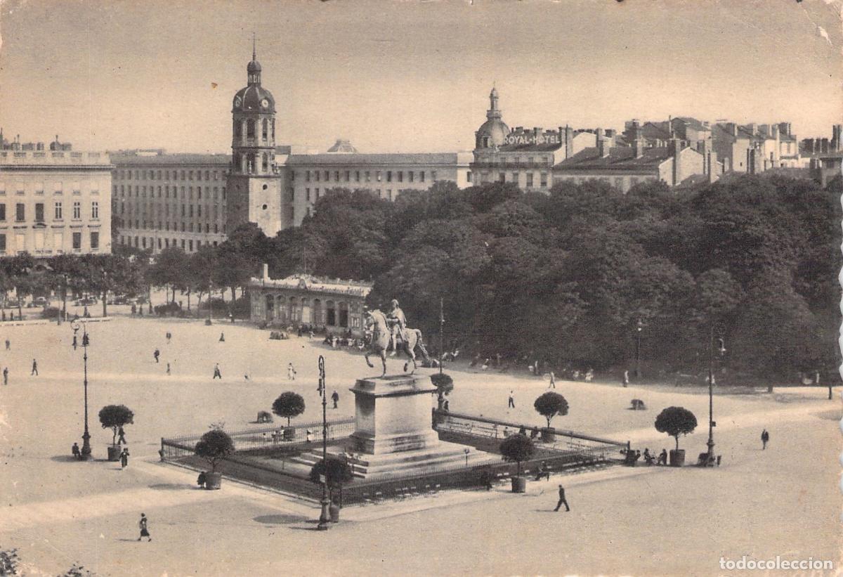 Postales: Postal de la Place Bellecour con Estatua Ecuestre en Lyon Francia