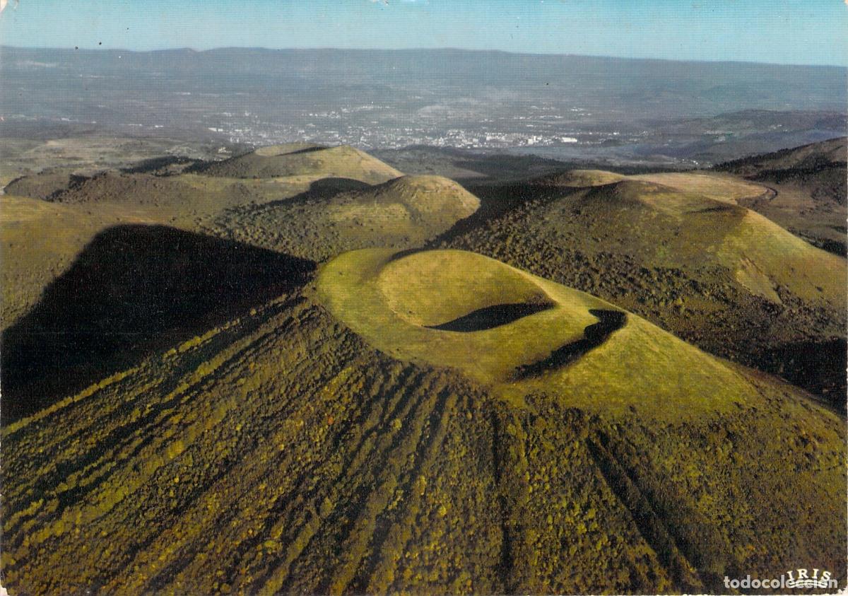 Postales: Postal de Vista A&eacute;rea del Volc&aacute;n Puy de C&ocirc;me en Auvernia