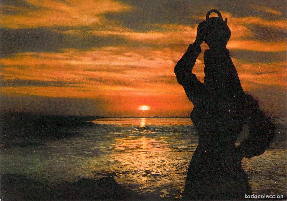Postkarten: Postal de C&oacute;rcega con Atardecer y Silueta de Portadora de Agua