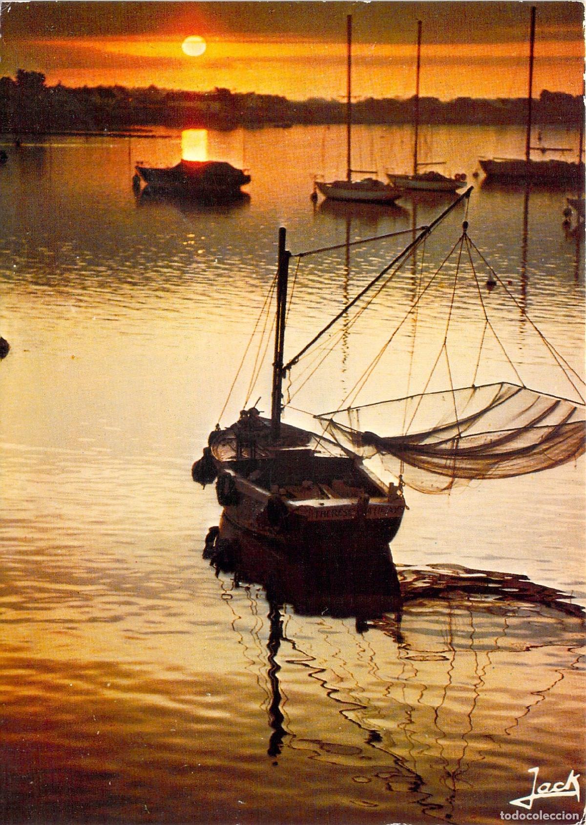 Postales: Postal de atardecer en el puerto de Breta&ntilde;a con barco de pesca
