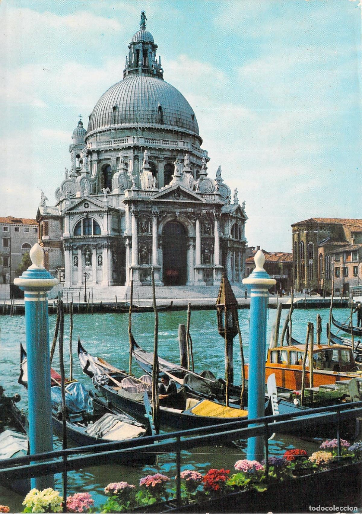 Postales: Postal de la Iglesia de Santa Mar&iacute;a de la Salud en Venecia con G&oacute;ndolas
