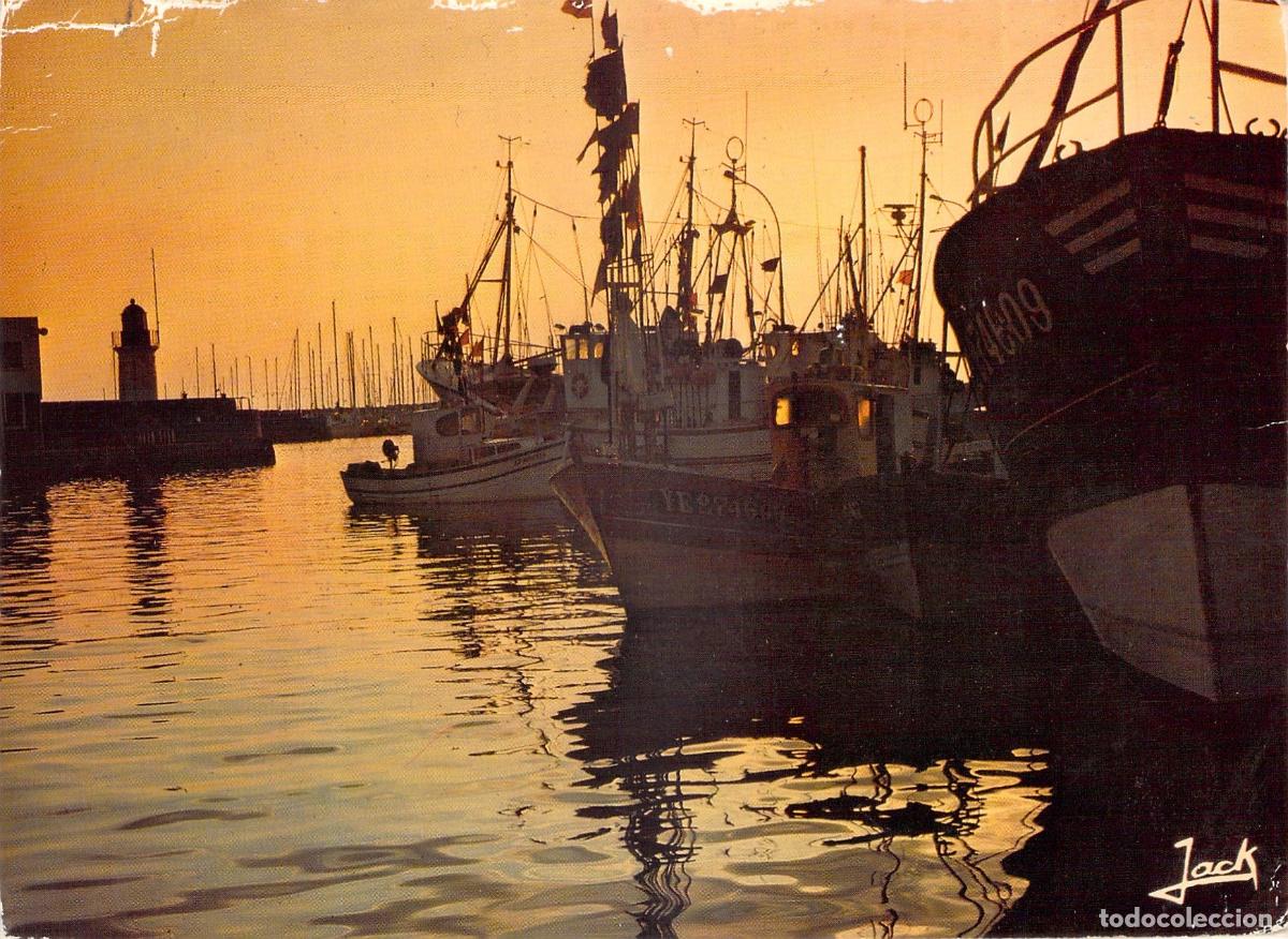 Postales: Postal Puerto de Pesca en Breta&ntilde;a al Atardecer con Barcos y Faro