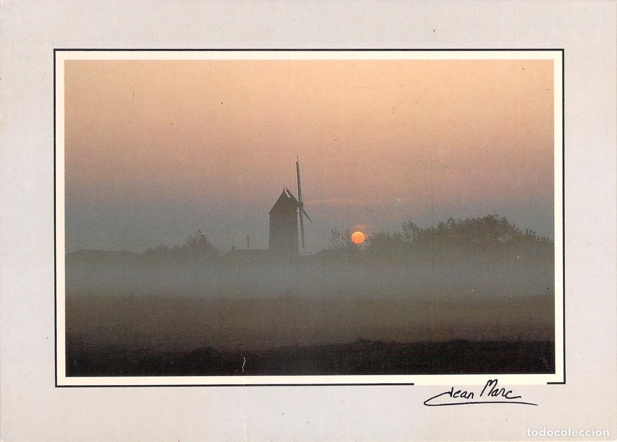 Postcards: Postal de Molino de Viento al Amanecer entre la Niebla