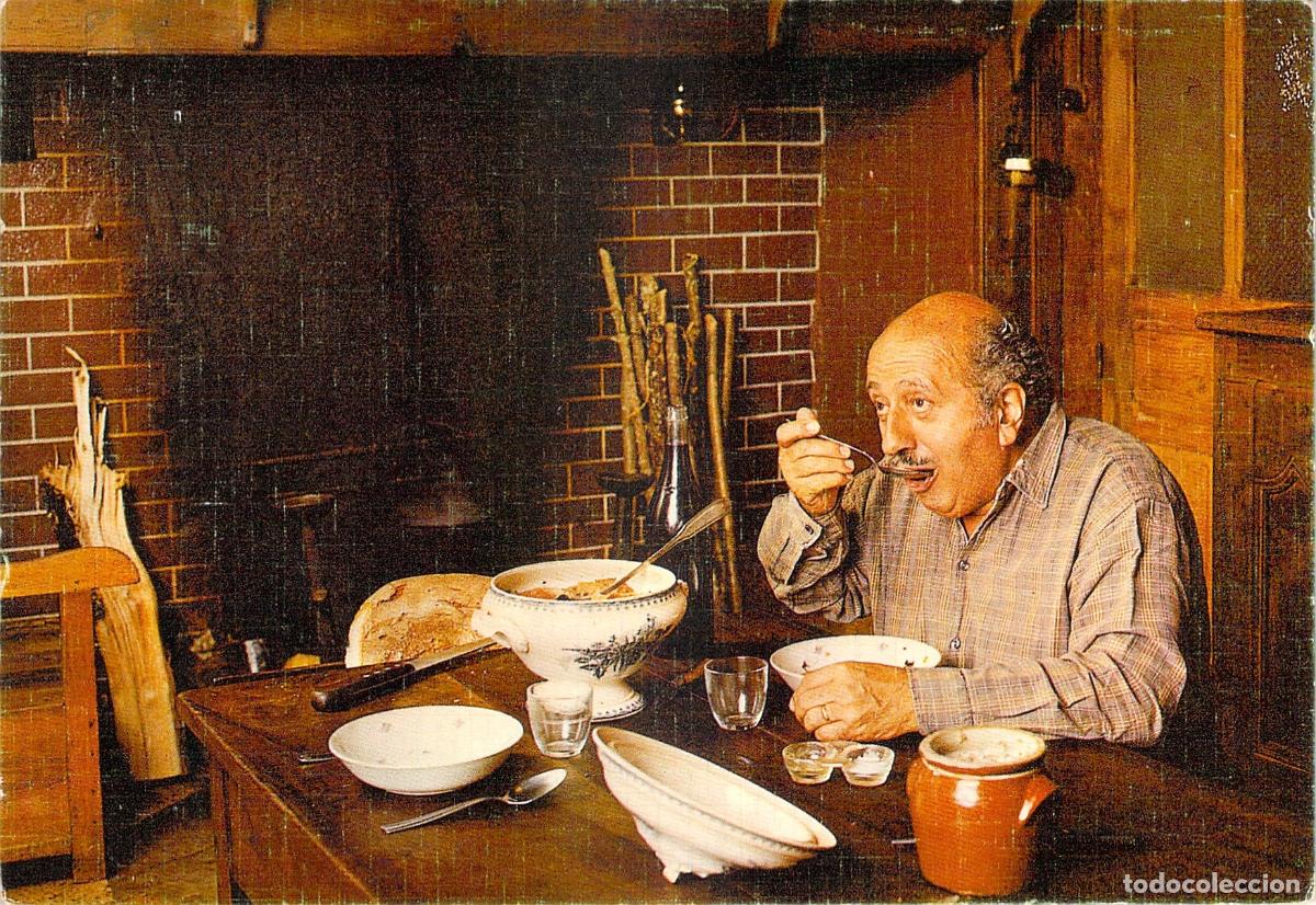 Cartes Postales: Postal Escena R&uacute;stica de Hombre Comiendo Sopa junto a Chimenea