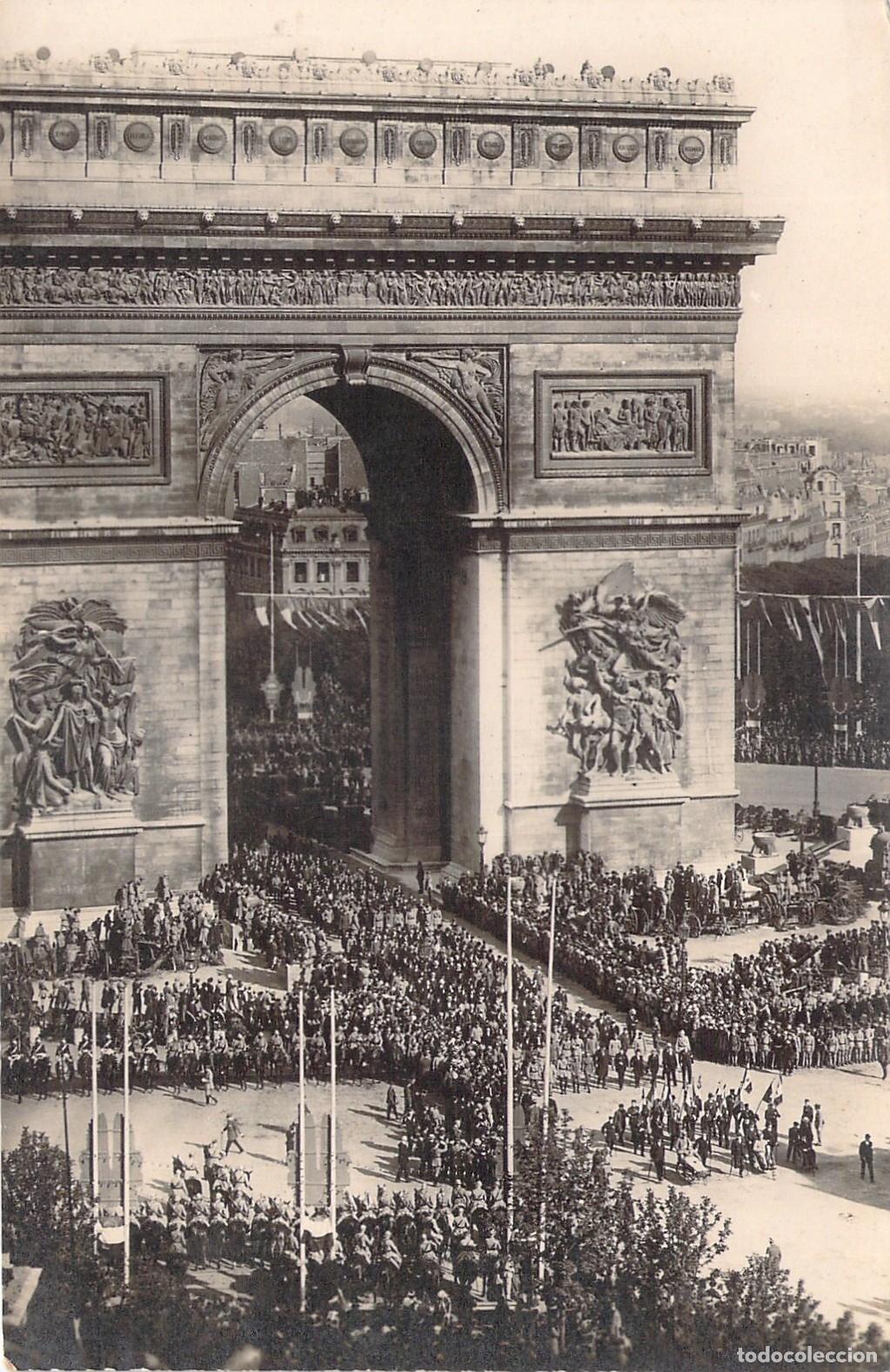 Postales: Postal del Arco de Triunfo en Par&iacute;s con Desfile Militar Hist&oacute;rico