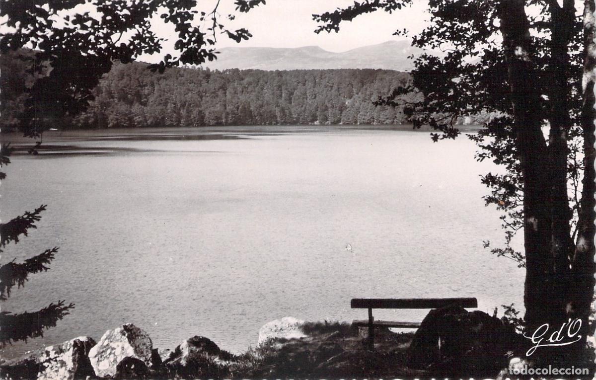 Postales: Postal del Lago Pavin en Auvernia Francia Paisaje Volc&aacute;nico