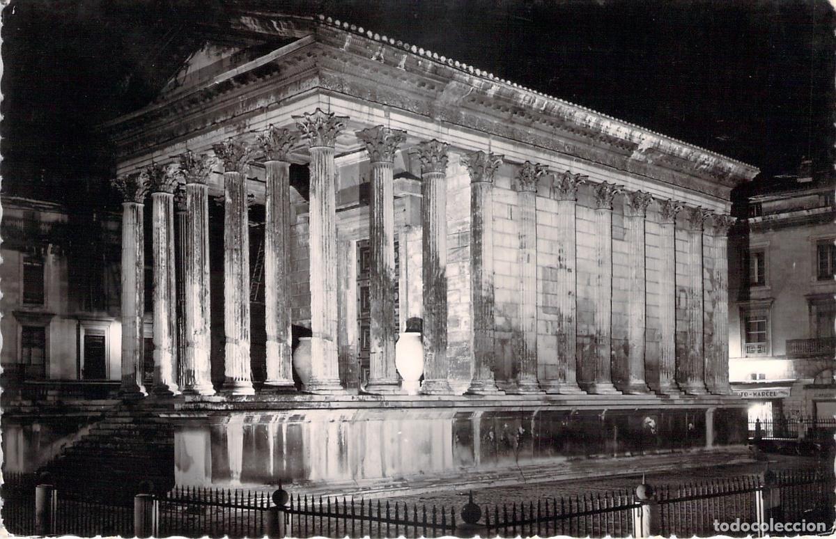 Postales: Postal de la Maison Carr&eacute;e iluminada de noche en Nimes