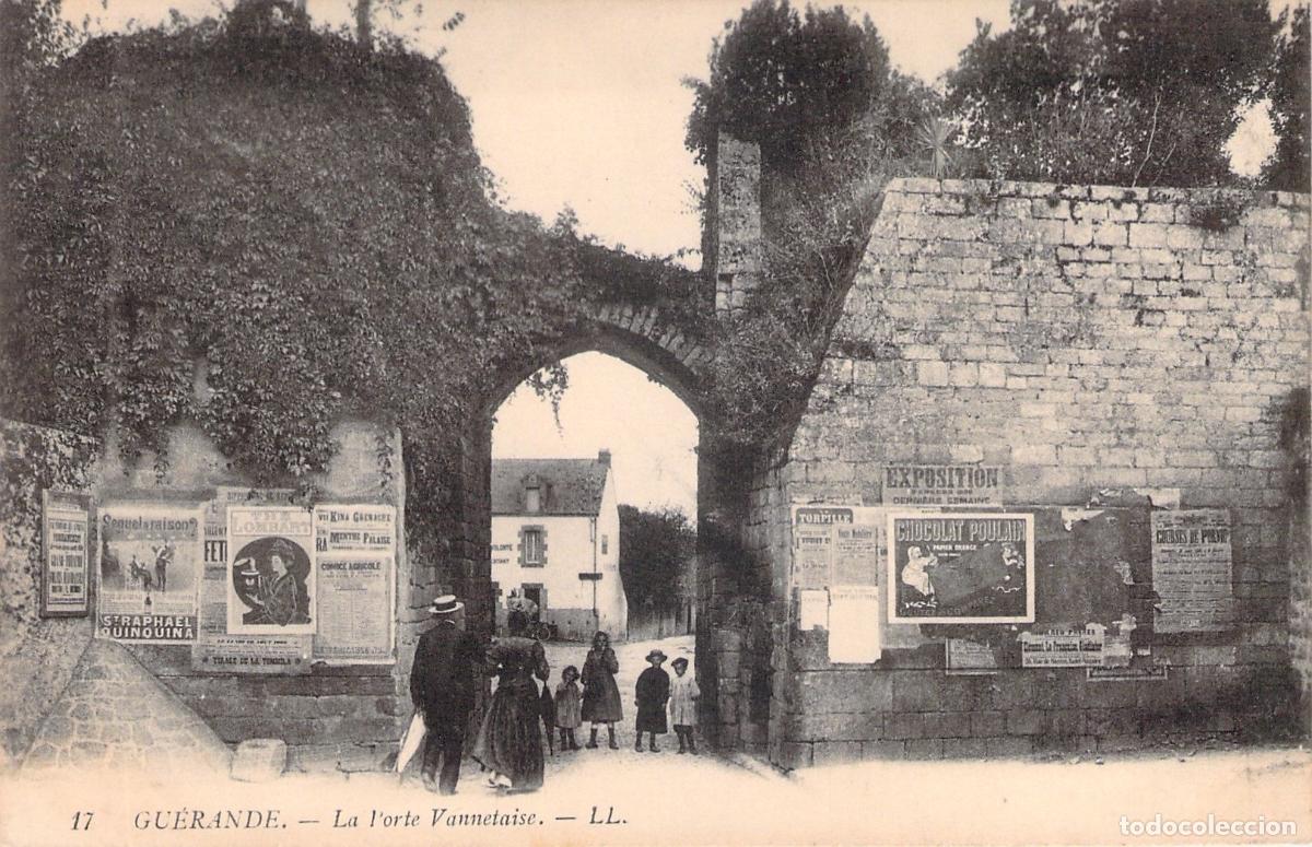 Postales: Postal de la Puerta Vannetaise en Gu&eacute;rande, Francia con carteles de &eacute;poca