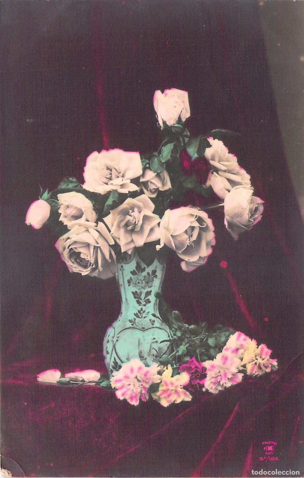 Postcards: Postal de Rosas Blancas en Florero Azul Coloreada a Mano