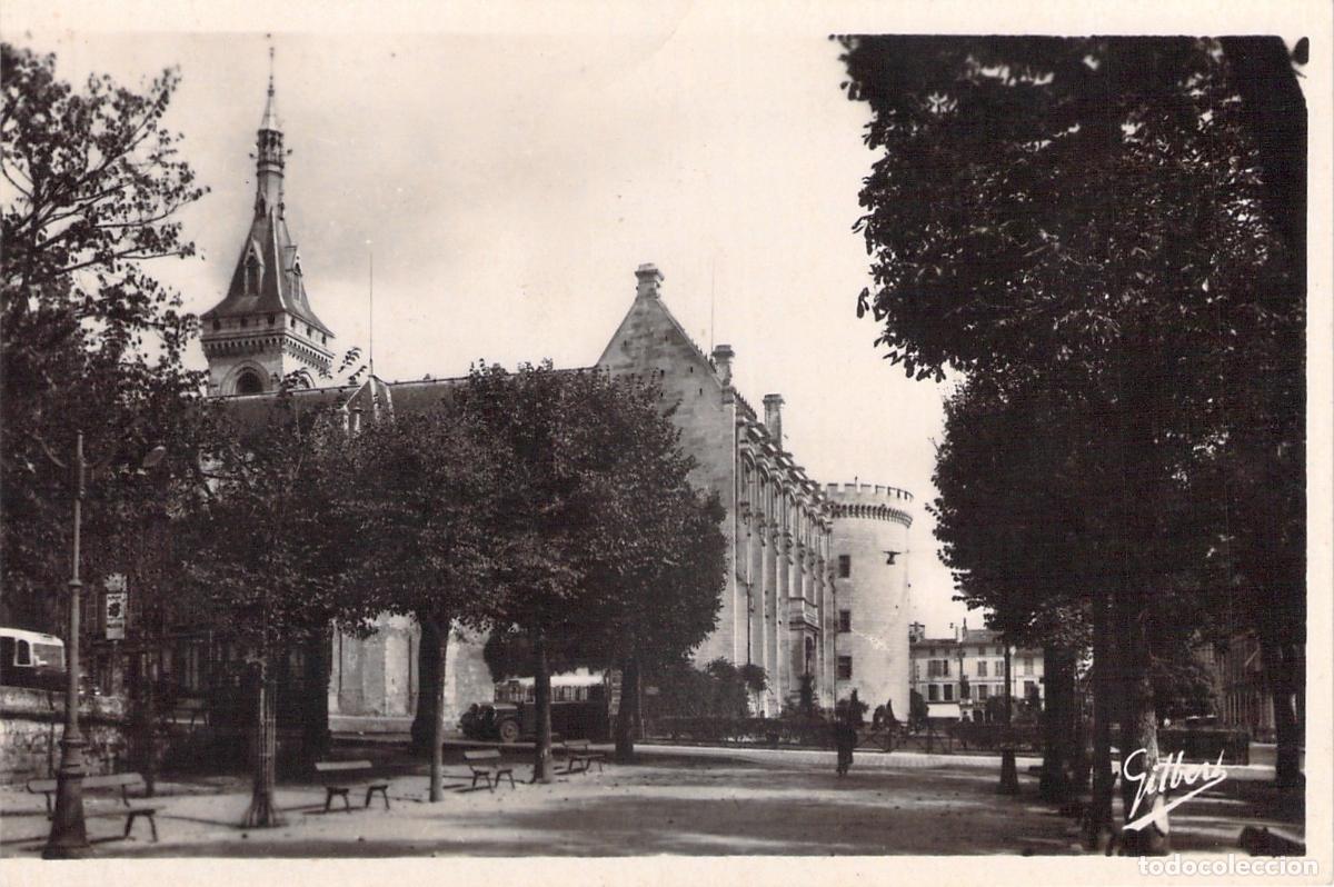 Postales: Postal de la Place du Parc y Ayuntamiento de Angoul&ecirc;me, Francia