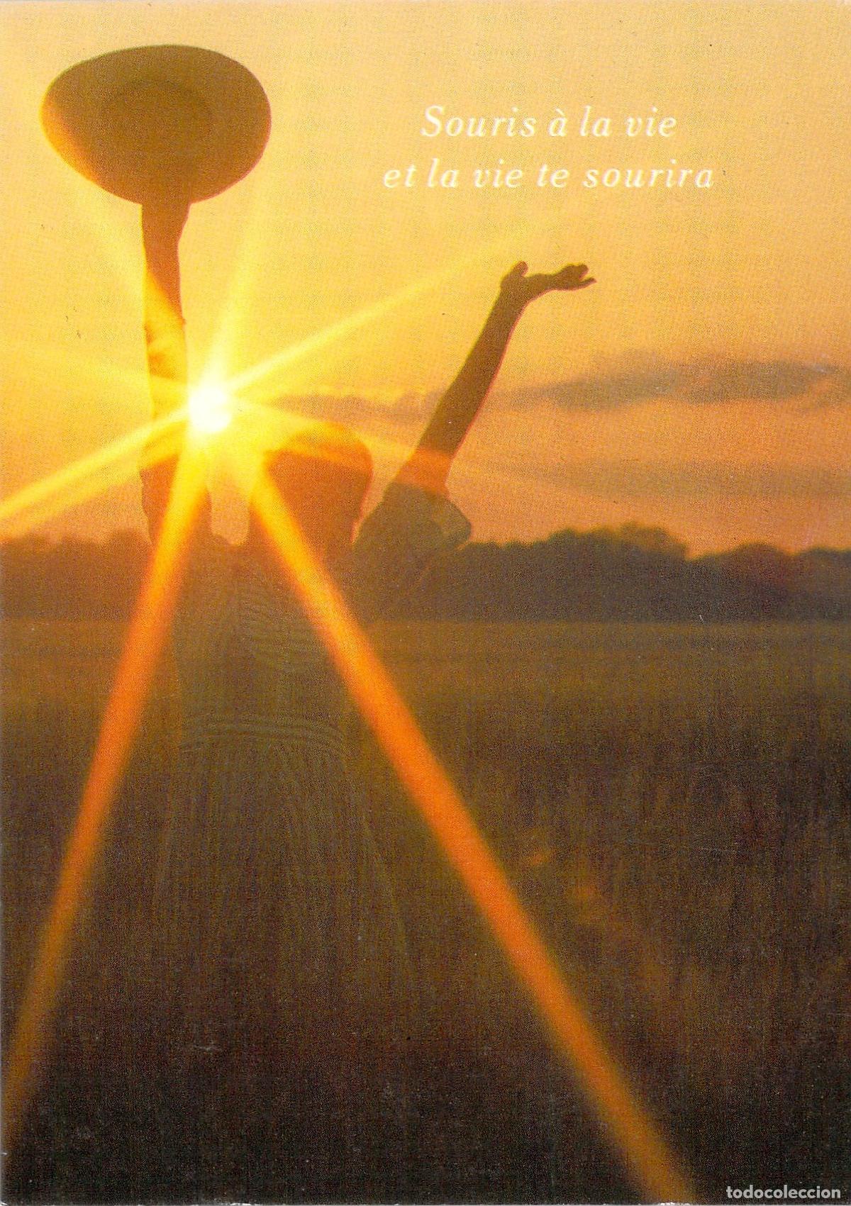 Postales: Postal con Frase Inspiradora en Franc&eacute;s y Atardecer