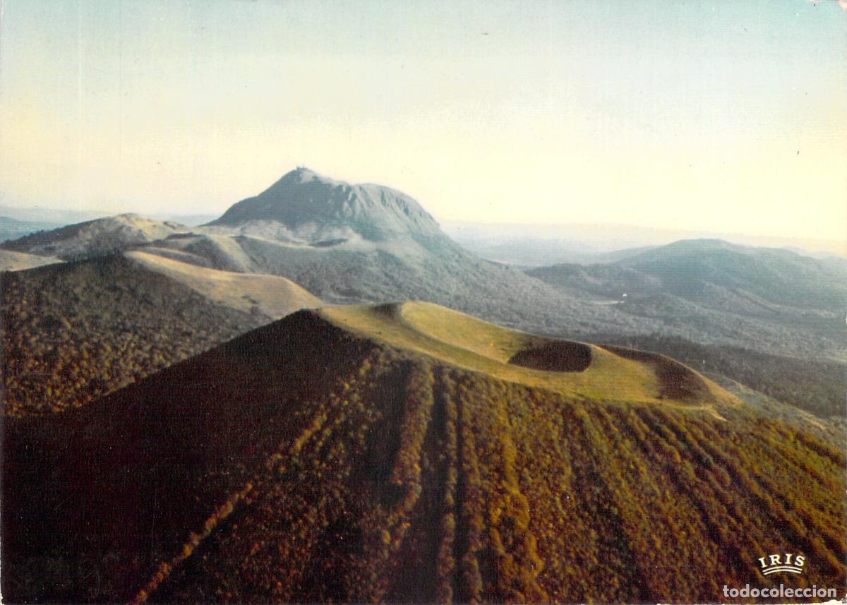 Postcards: Postal de la Cadena de los Domos y Puy de C&ocirc;me, Auvernia