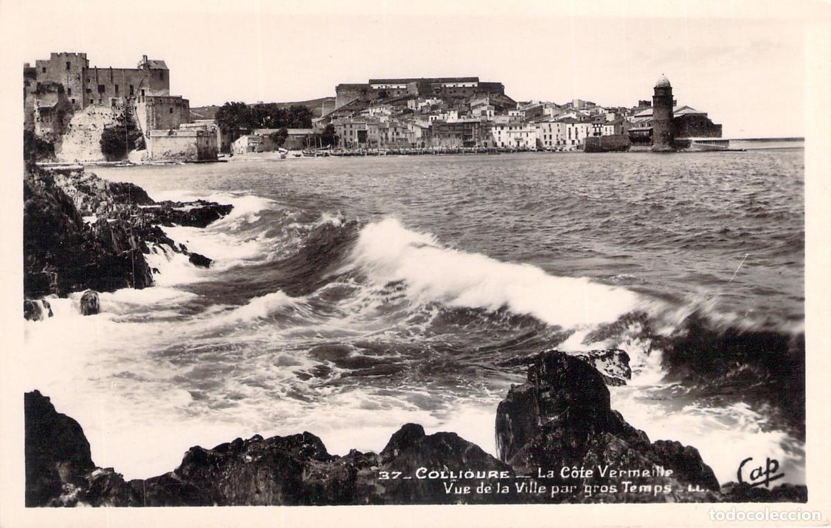 Postales: Postal de Collioure Vista de la Ciudad con Mar Tempestuoso
