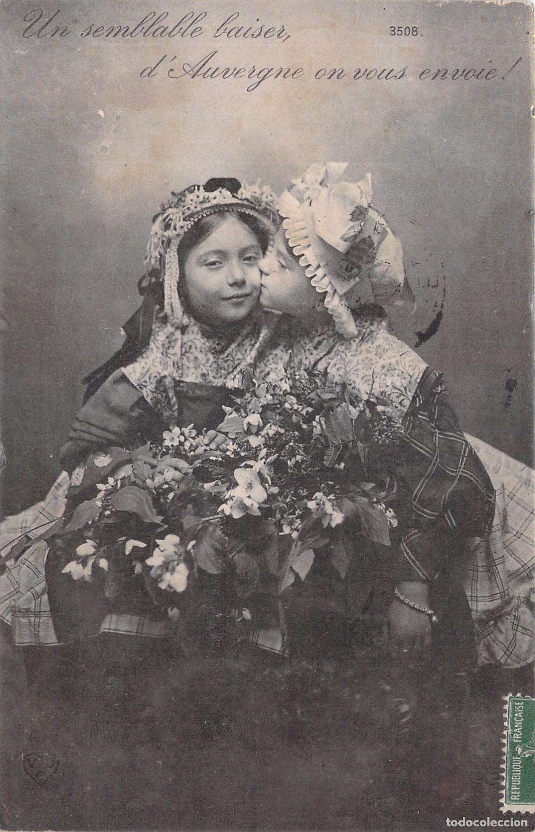 Postales: Postal Francesa de Dos Ni&ntilde;as con Traje Regional de Auvernia
