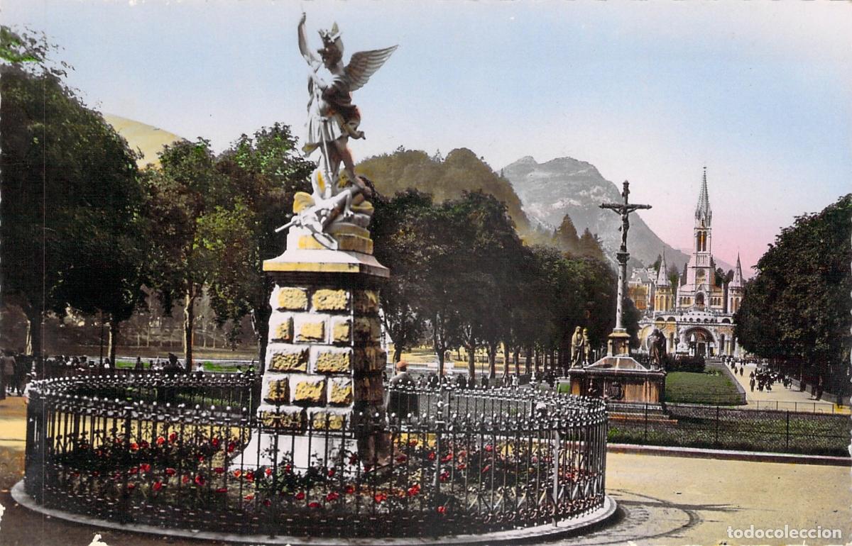 Postales: Postal de Lourdes: Estatua de San Miguel y la Bas&iacute;lica, Francia