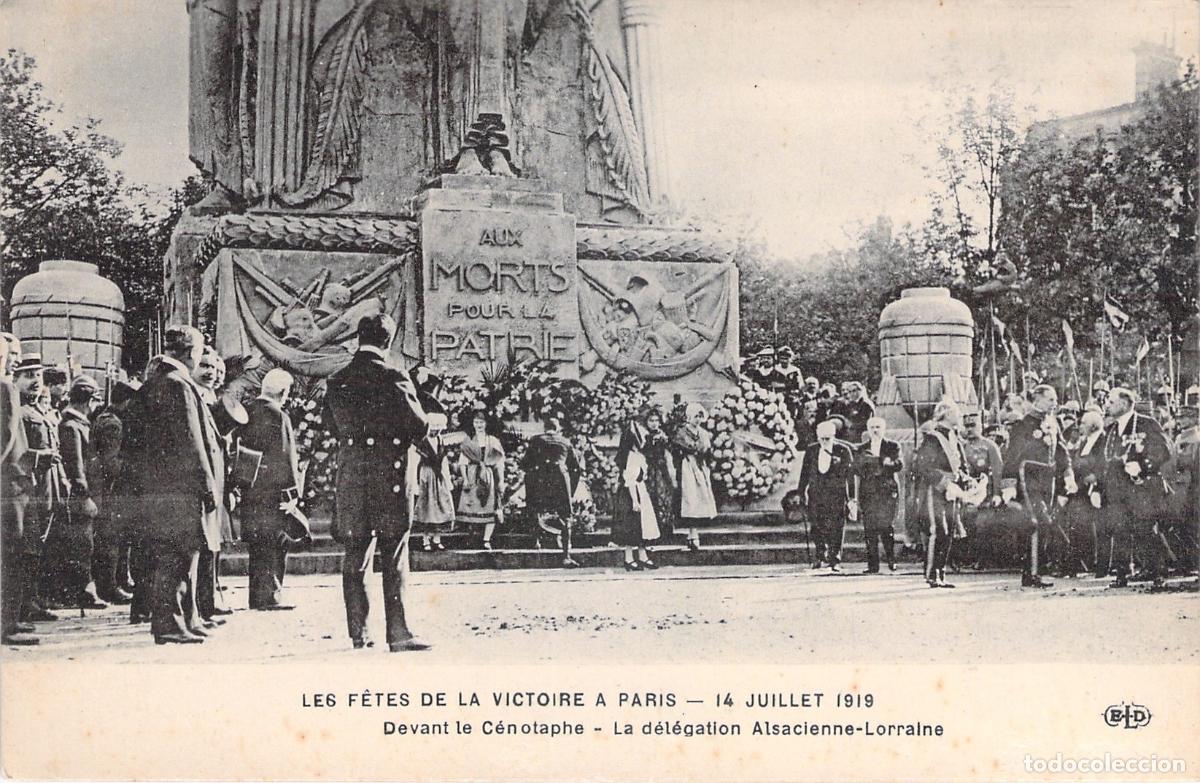 Postales: Postal de las Fiestas de la Victoria en Par&iacute;s ante el Cenotafio