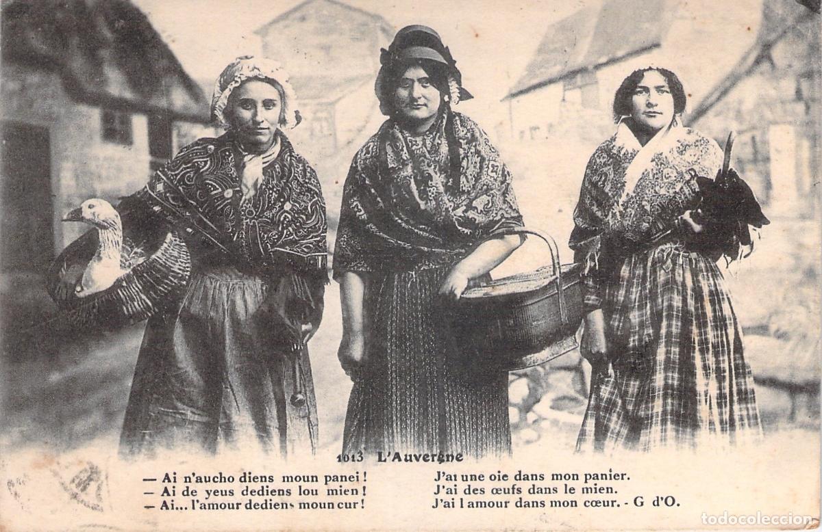 Postales: Postal de Campesinas con Trajes de Auvergne Francia