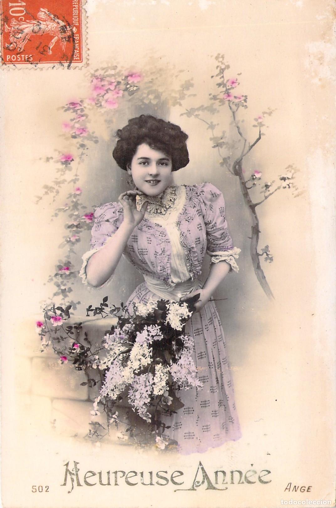 Postcards: Postal de Felicitaci&oacute;n de A&ntilde;o Nuevo con Retrato de Mujer y Flores
