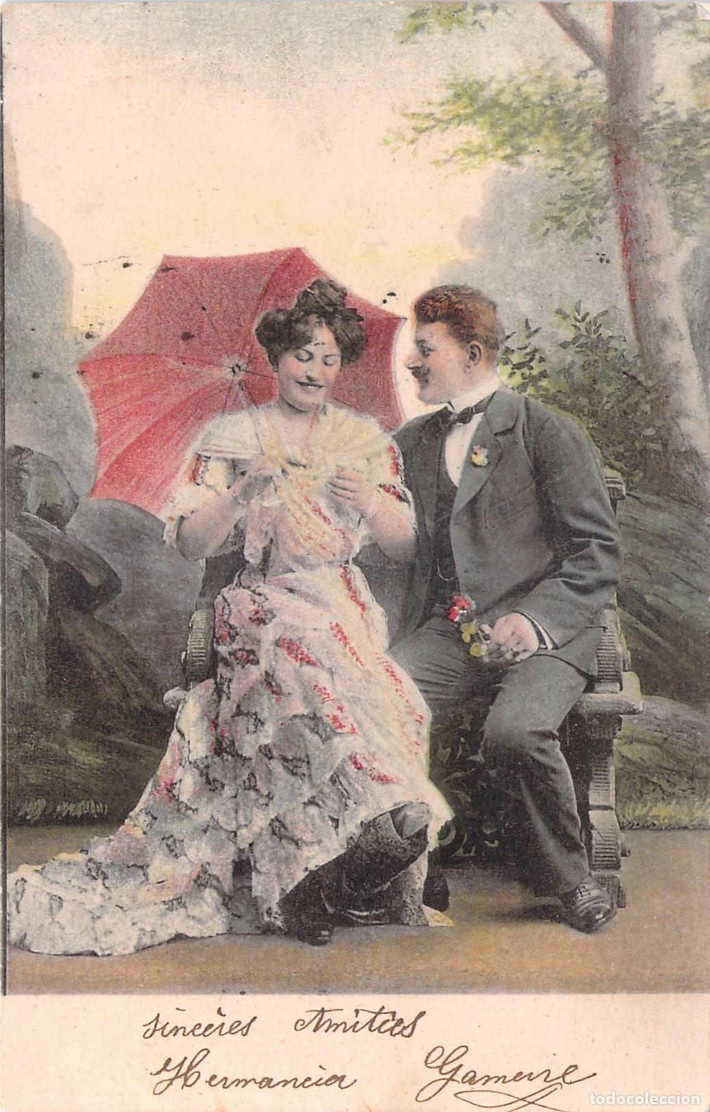 Postales: Postal Ilustrada de Pareja Rom&aacute;ntica con Sombrilla Roja en un Banco