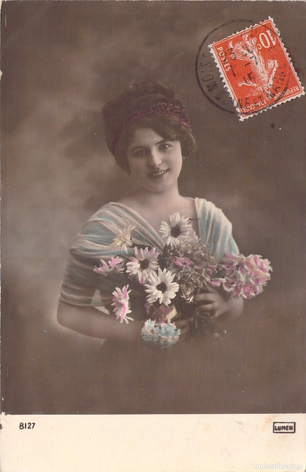 Postales: Tarjeta Postal Retrato de Mujer Joven con Flores