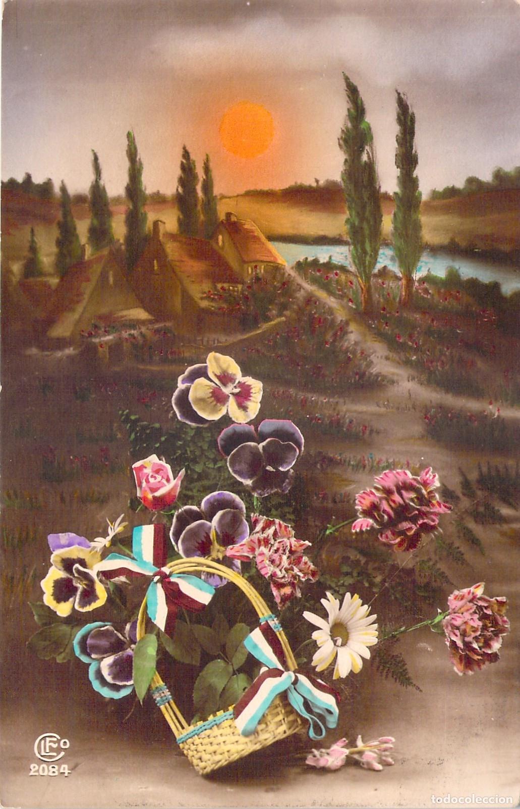 Postales: Postal Art&iacute;stica de Flores con Paisaje de Atardecer Rural