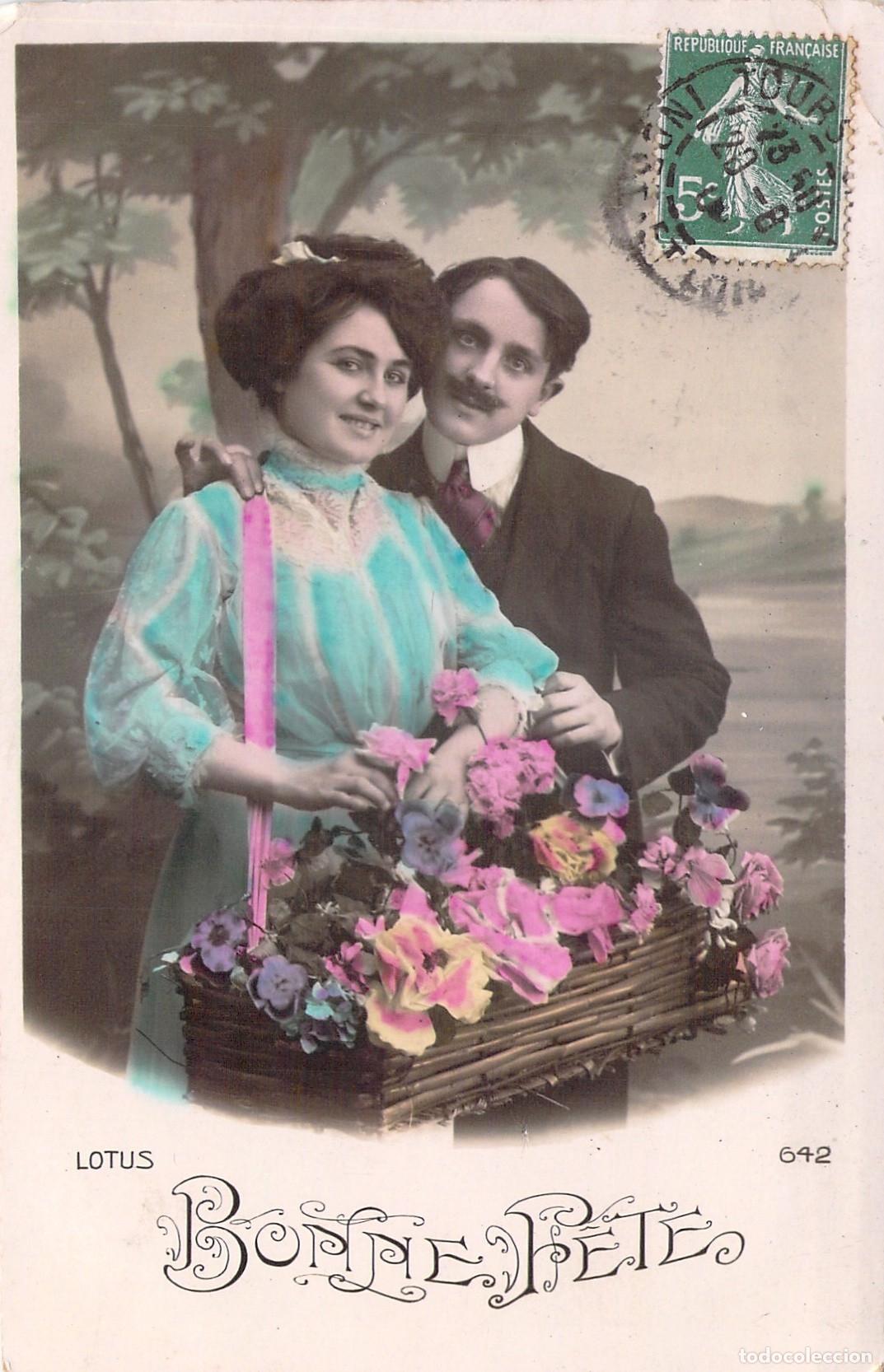 Postales: Postal de Felicitaci&oacute;n Bonne F&ecirc;te con Pareja y Flores Francia