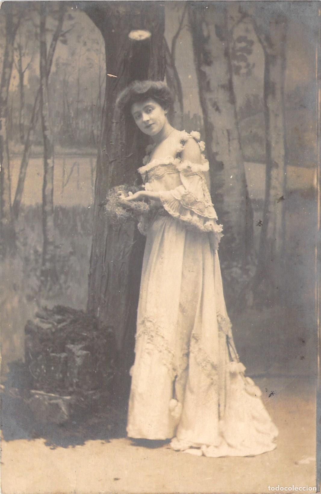 Postales: Postal de Retrato Femenino de &Eacute;poca en Vestido Largo