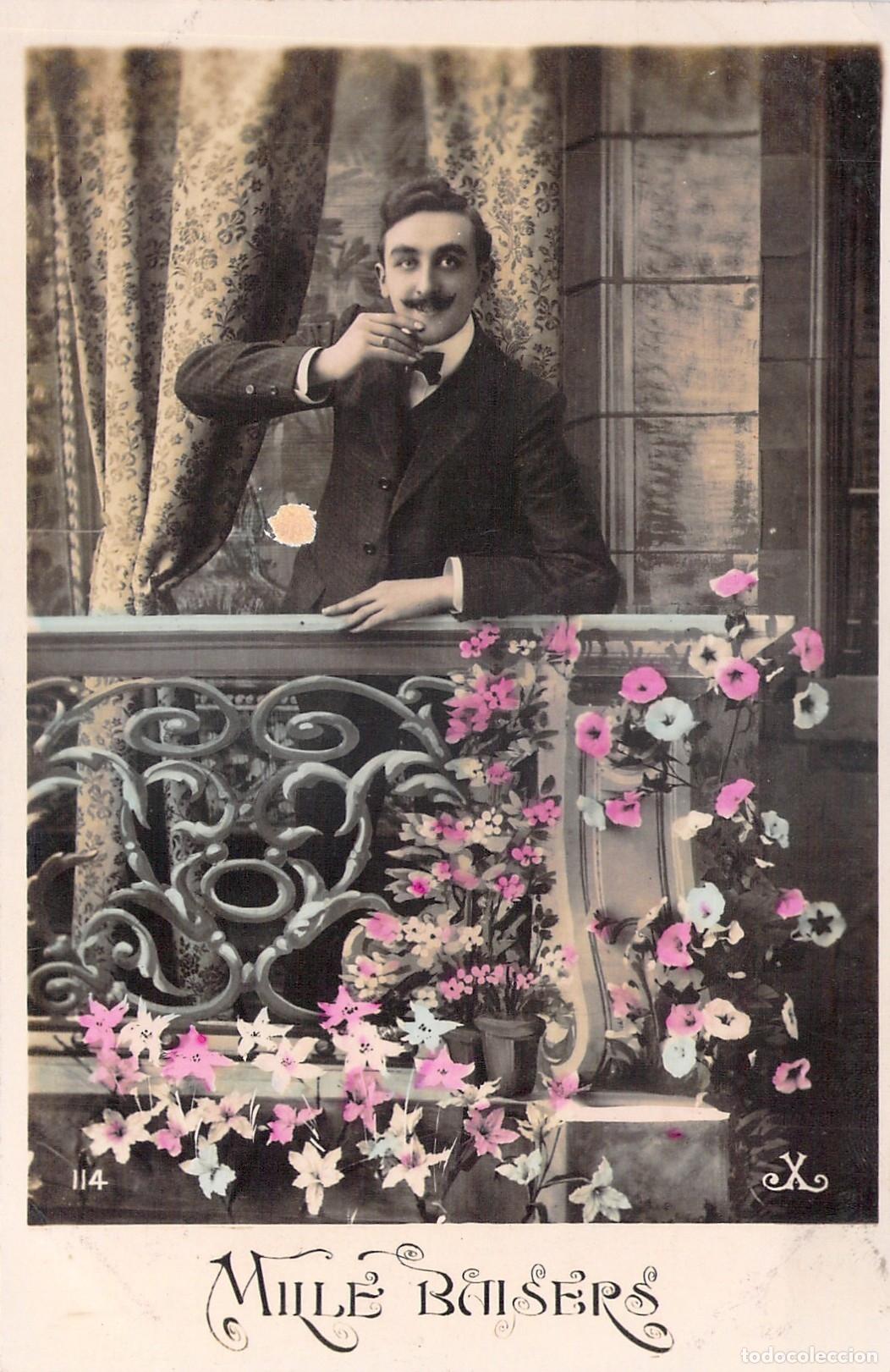 Postales: Postal Rom&aacute;ntica de Hombre en Balc&oacute;n con Flores Mille Baisers